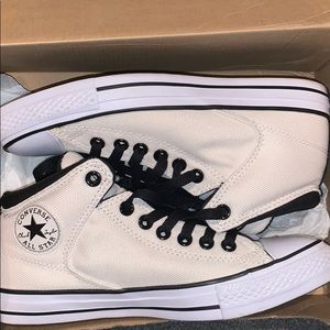 NEVER WORE CREAM AND BLACK CONVERSE